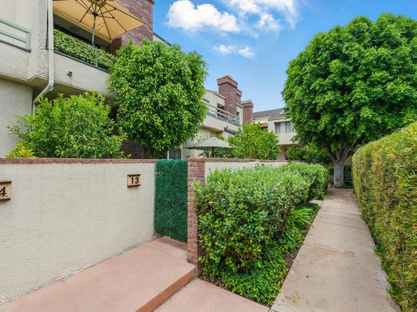 18751 Hatteras Street 13, Tarzana CA 91356