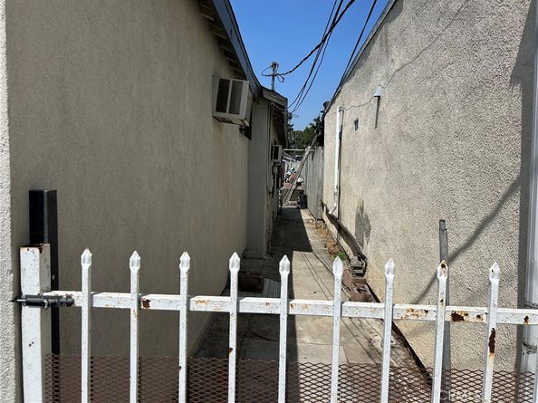 11121 Compton Avenue, Los Angeles CA 90059
