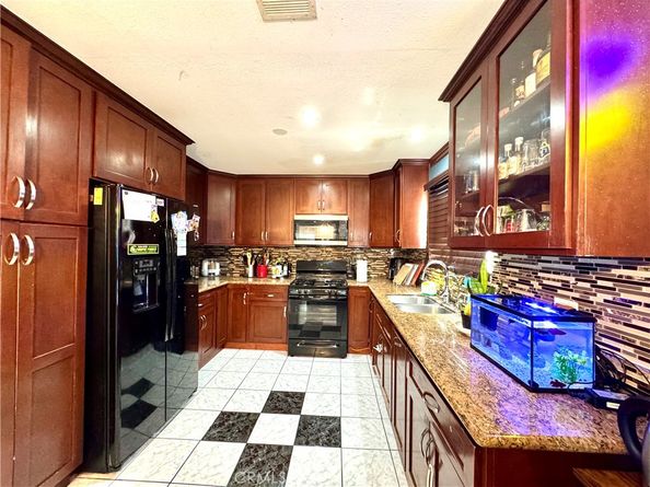 10915 Grape Street, Los Angeles CA 90059