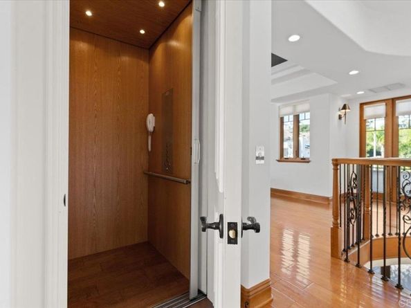 1045 Van Nuys Street, San Diego CA 92109