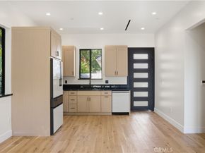 8542 De Celis Pl, North Hills CA 91343