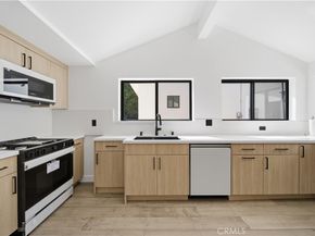 8542 De Celis Pl, North Hills CA 91343