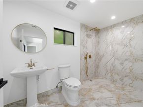 8542 De Celis Pl, North Hills CA 91343
