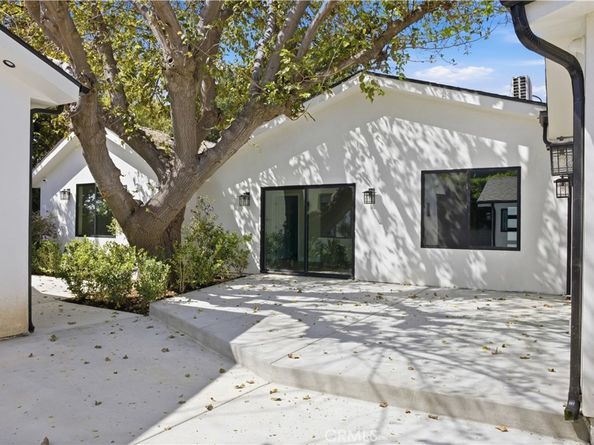 8542 De Celis Pl, North Hills CA 91343