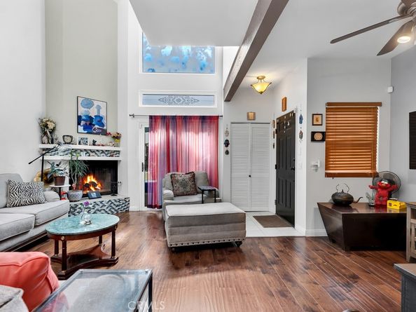 6323 Reseda Blvd 13, Tarzana CA 91335