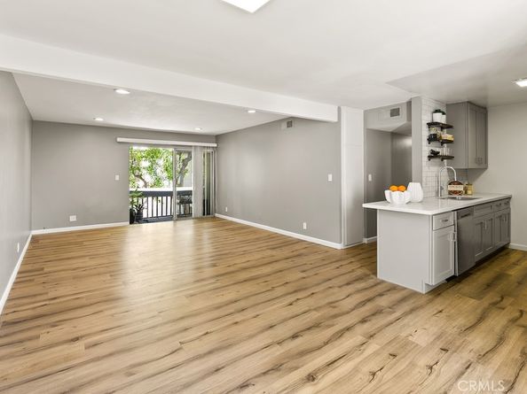 18620 Hatteras Street 223, Tarzana CA 91356