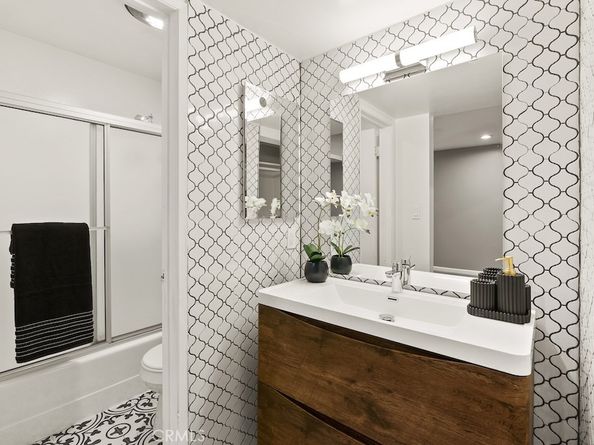 18620 Hatteras Street 223, Tarzana CA 91356