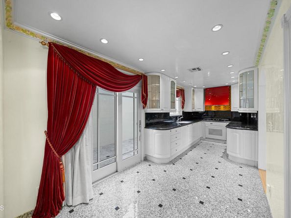 1118 Oberlin Drive, Glendale CA 91205