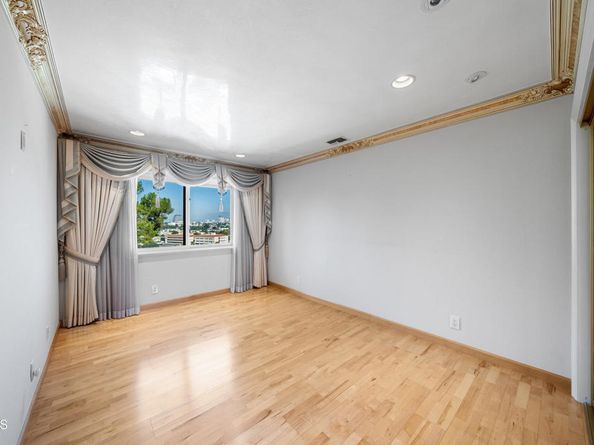 1118 Oberlin Drive, Glendale CA 91205