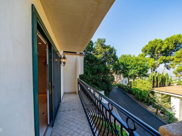 1118 Oberlin Drive, Glendale CA 91205