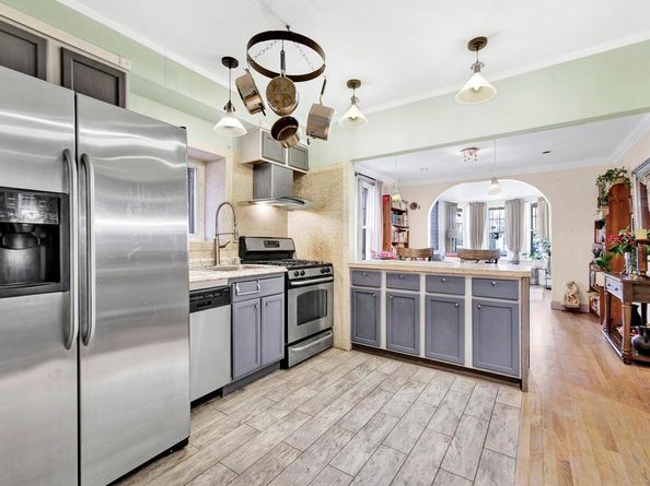 68-21 75 Street, Middle Village NY 11379