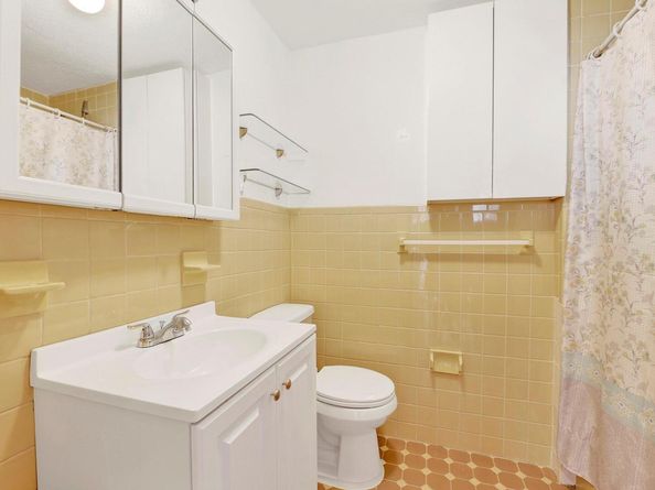 68-21 75 Street, Middle Village NY 11379