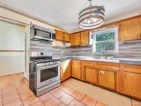 14 Urn Court, Brentwood NY 11717