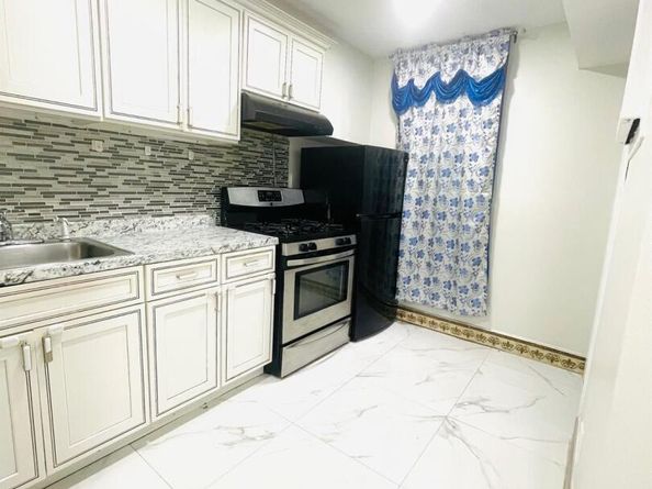 155-17 65th Ave, Flushing NY 11367