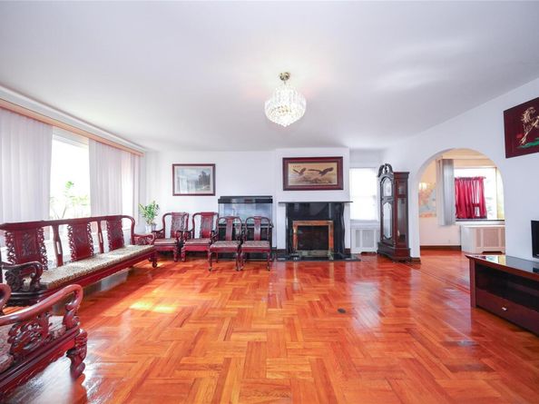 95-15 243rd Street, Floral Park NY 11001