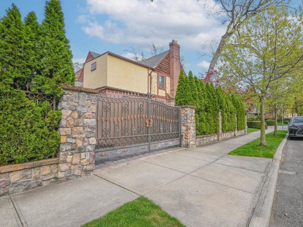 186-03 Chevy Chase Street, Jamaica Estates NY 11432