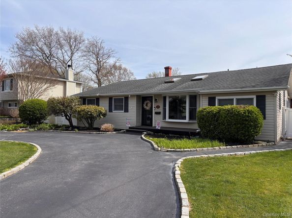 212 Matthews Road, Oakdale NY 11769