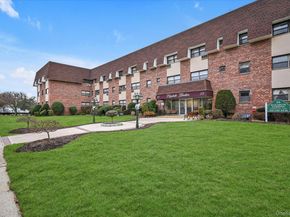 25 Elizabeth Street 2F, Farmingdale NY 11735