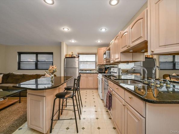 25 Elizabeth Street 2F, Farmingdale NY 11735