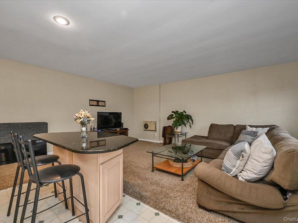 25 Elizabeth Street 2F, Farmingdale NY 11735