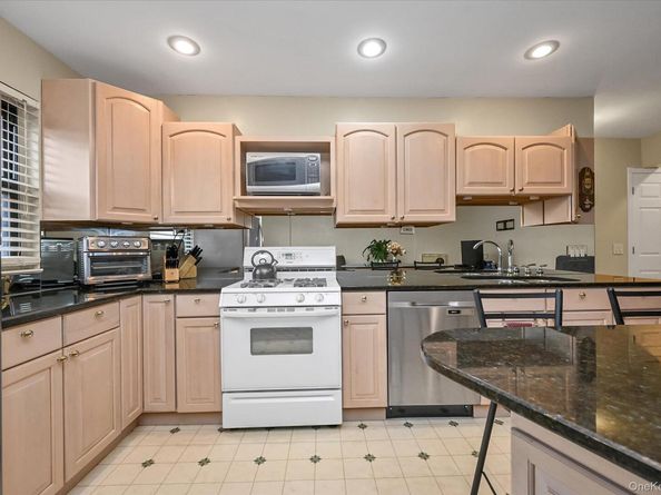 25 Elizabeth Street 2F, Farmingdale NY 11735