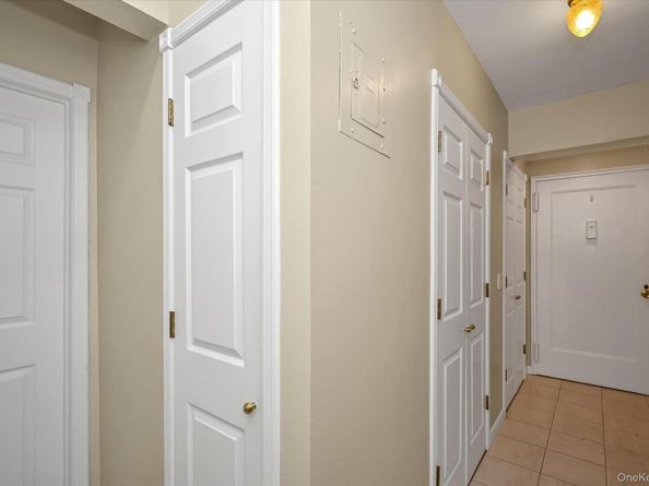 25 Elizabeth Street 2F, Farmingdale NY 11735