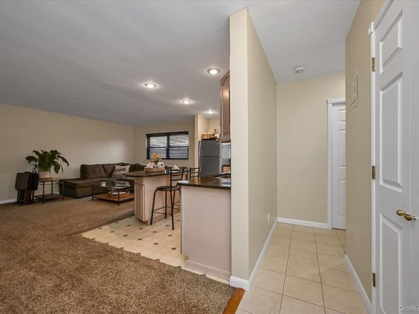 25 Elizabeth Street 2F, Farmingdale NY 11735