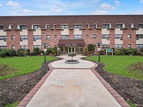 25 Elizabeth Street 2F, Farmingdale NY 11735