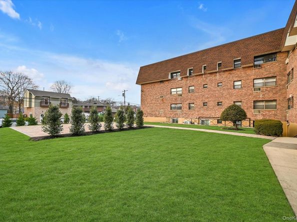 25 Elizabeth Street 2F, Farmingdale NY 11735