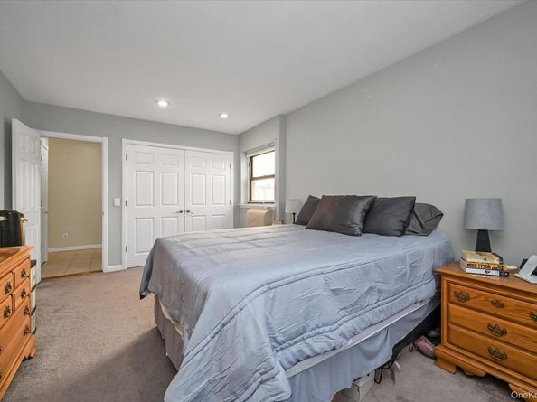 25 Elizabeth Street 2F, Farmingdale NY 11735