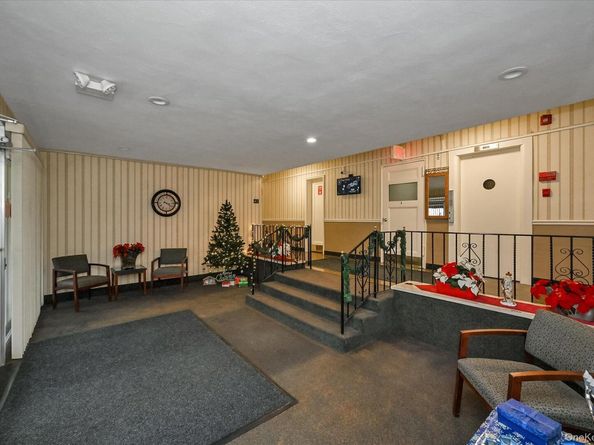 25 Elizabeth Street 2F, Farmingdale NY 11735