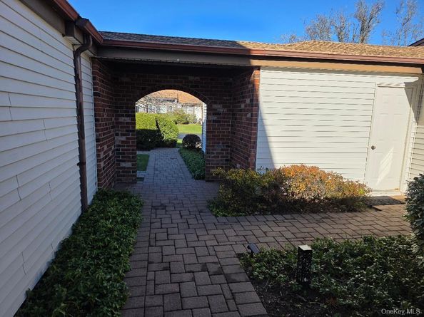 504 Gotham Court N, Saint James NY 11780