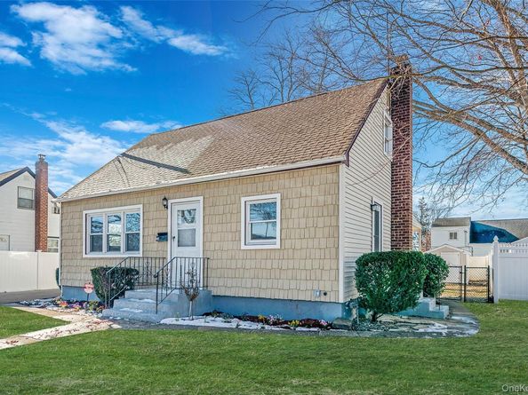 266 W 16th Street, Deer Park NY 11729