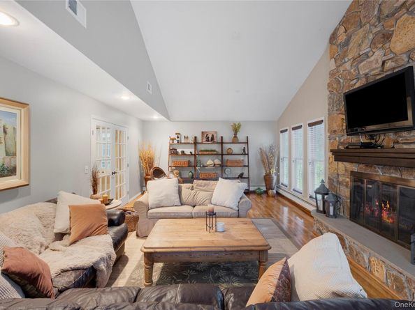 37 Peppermill Lane, Dix Hills NY 11746