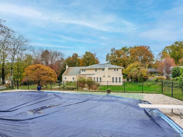 37 Peppermill Lane, Dix Hills NY 11746