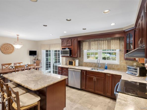 37 Peppermill Lane, Dix Hills NY 11746