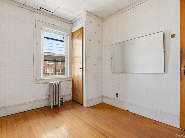 61-24 65th Street, Middle Village NY 11379