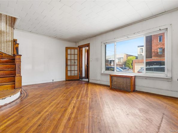 61-24 65th Street, Middle Village NY 11379