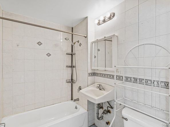 71-33 162nd Street 4B, Fresh Meadows NY 11365