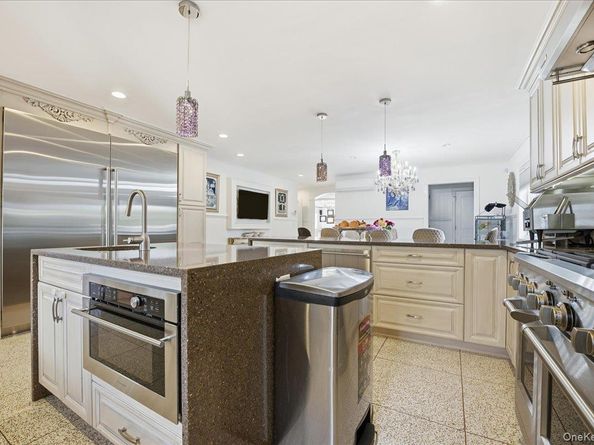 19 8th Street, Hicksville NY 11801