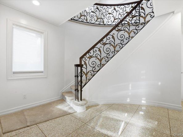 19 8th Street, Hicksville NY 11801