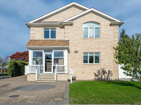 19 8th Street, Hicksville NY 11801