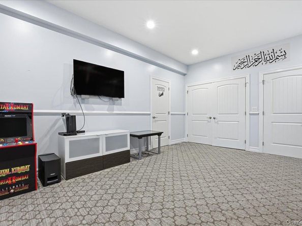 19 8th Street, Hicksville NY 11801