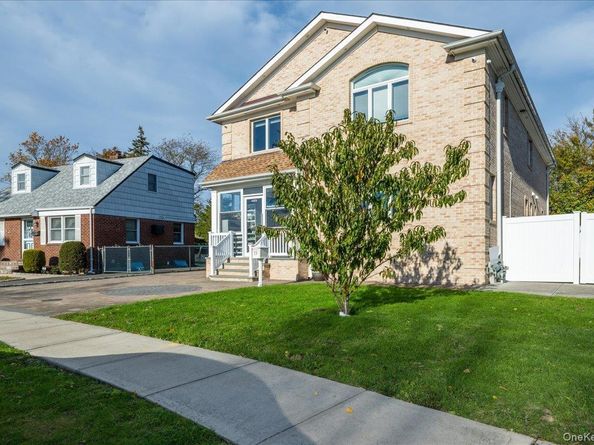 19 8th Street, Hicksville NY 11801