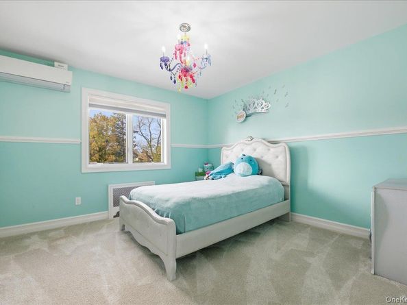 19 8th Street, Hicksville NY 11801