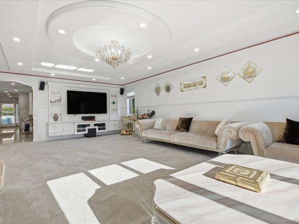 19 8th Street, Hicksville NY 11801