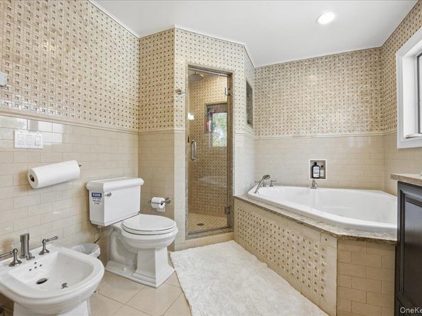 19 8th Street, Hicksville NY 11801