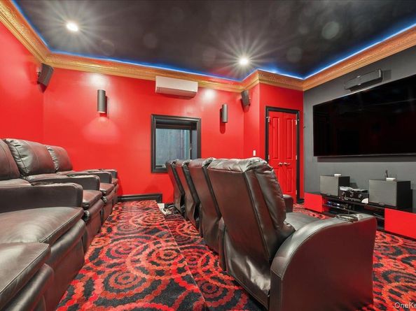 19 8th Street, Hicksville NY 11801