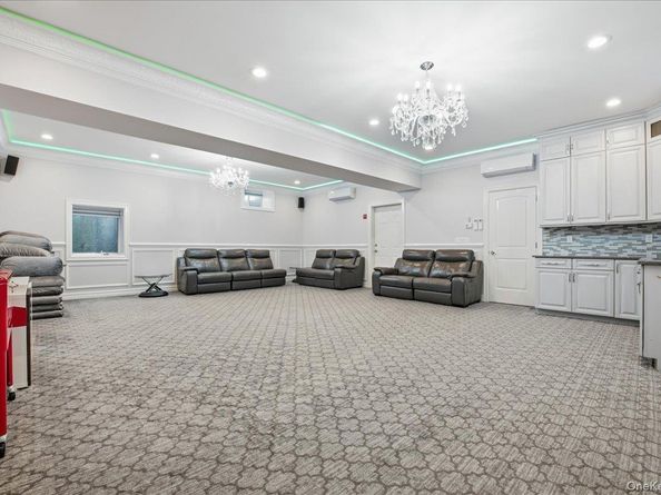 19 8th Street, Hicksville NY 11801