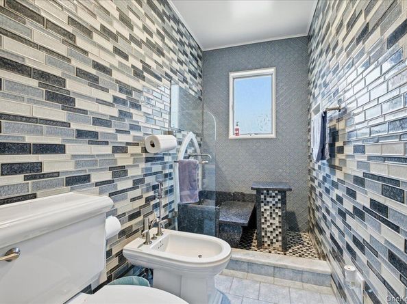 19 8th Street, Hicksville NY 11801